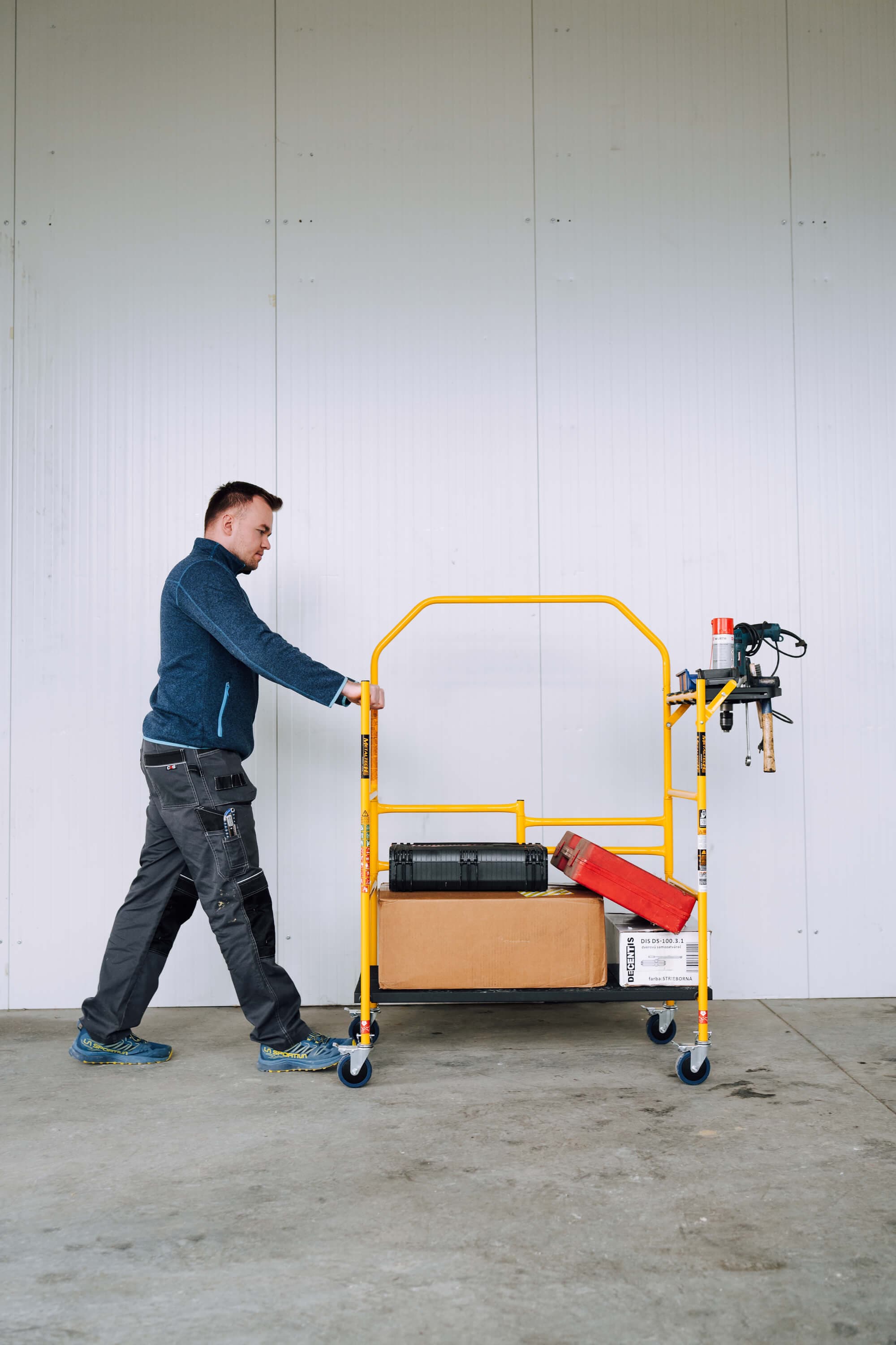 Mobile scaffold used as a cart
