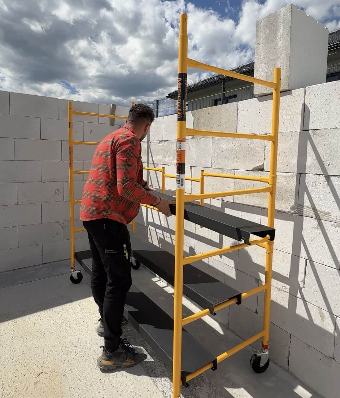 Adjustable anti-slip platforms